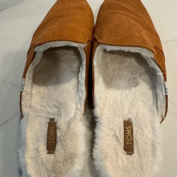 Toms suede moccasins with white fur insert size 9 women’s - Picture 5 of 7